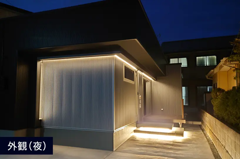 写真：［小さな平屋シリーズ］新型モデルハウス　外観（夜）